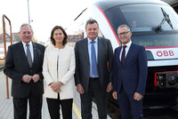 130 Jahre Mühlkreisbahn vlnr.: LPräs. KommR Viktor Sigl; ÖBB-Infrastruktur AG Vorstandsmitglied Mag.a Silvia Angelo und Landesrat für Infrastruktur Mag. Günther Steinkellner starten vom Mühlkreisbahnhof in Urfahr in Richtung Mühlviertel