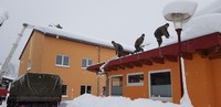 Soldaten beim Schneeschaufeln Soldaten beim Schneeschaufeln