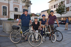 Seniorenbundobmann GRM Ing. Oskar Hoffmann, Stadtmarketing-Geschäftsführerin Lilli Brauneis, Hildegard Theodossiadis und Umweltstadtrat Mag. Bernhard Waldhör laden zur Grieskirchner-Radtour mit anschließendem Einkehrschwung herzlichst ein Seniorenbundobmann GRM Ing. Oskar Hoffmann, Stadtmarketing-Geschäftsführerin Lilli Brauneis, Hildegard Theodossiadis und Umweltstadtrat Mag. Bernhard Waldhör laden zur Grieskirchner-Radtour mit anschließendem Einkehrschwung herzlichst ein