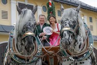 Die Stiegl-Eigentümerfamilie Heinrich Dieter und Alessandra Kiener laden zum großen 525-Jahre-Festwochenende am 17. und 18. Juni Die Stiegl-Eigentümerfamilie Heinrich Dieter und Alessandra Kiener laden zum großen 525-Jahre-Festwochenende am 17. und 18. Juni