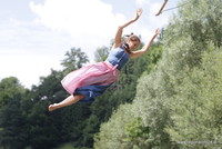 Gute Figur auch im Flug - Dirndl-Fliegerin auf dem Weg nach unten Gute Figur auch im Flug - Dirndl-Fliegerin auf dem Weg nach unten