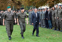 Brigadier Egger, General Brieger und Abgeordneter Hammer schreiten die Front ab Brigadier Egger, General Brieger und Abgeordneter Hammer schreiten die Front ab
