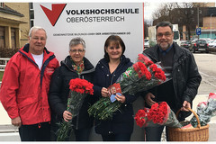 FSG Vorsitzende Sabine Ameshofer (zweite von rechts) mit FunktionärInnen beim Verteilen der Nelken. FSG Vorsitzende Sabine Ameshofer (zweite von rechts) mit FunktionärInnen beim Verteilen der Nelken.