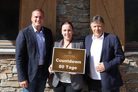 General Managerin Manuela Hasni zeigt, Prof. Peter Schröcksnadel und Rainer Rohregger MBA, Vorstand der Hinterstoder-Wurzeralm Bergbahnen AG die Fortschritte bei der Errichtung des ALPRIMA Aparthotel Hinterstoder. General Managerin Manuela Hasni zeigt, Prof. Peter Schröcksnadel und Rainer Rohregger MBA, Vorstand der Hinterstoder-Wurzeralm Bergbahnen AG die Fortschritte bei der Errichtung des ALPRIMA Aparthotel Hinterstoder.