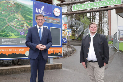 Lokalaugenschein beim Erlebnisberg Wurbauerkogel: Wirtschafts- und Tourismus-Landesrat Markus Achleitner und Michael Eibl, Bürgermeister von Windischgarsten.
