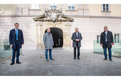 irtschafts-Landesrat Markus Achleitner, Thomas Kutsam, Vorsitzender MAN-Angestelltenbetriebsrat, Landeshauptmann Mag. Thomas Stelzer und Erich Schwarz, Vorsitzender MAN-Arbeiterbetriebsrat irtschafts-Landesrat Markus Achleitner, Thomas Kutsam, Vorsitzender MAN-Angestelltenbetriebsrat, Landeshauptmann Mag. Thomas Stelzer und Erich Schwarz, Vorsitzender MAN-Arbeiterbetriebsrat