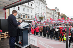 Wirtschafts-Landesrat Markus Achleitner bei seiner Rede im Rahmen der heutigen Kundgebung gegen die drohende Schließung von MAN Steyr auf dem Stadtplatz in Steyr. Wirtschafts-Landesrat Markus Achleitner bei seiner Rede im Rahmen der heutigen Kundgebung gegen die drohende Schließung von MAN Steyr auf dem Stadtplatz in Steyr.