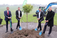 v.l.: Wirtschafts-Landesrat Markus Achleitner beim Spatenstich mit den Loxone-Gründern Martin Öller und Thomas Moser sowie Loxone-CEO Rüdiger Keinberger in Kollerschlag. v.l.: Wirtschafts-Landesrat Markus Achleitner beim Spatenstich mit den Loxone-Gründern Martin Öller und Thomas Moser sowie Loxone-CEO Rüdiger Keinberger in Kollerschlag.