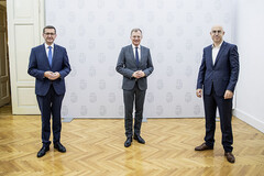 V.l.: Wirtschafts-Landesrat Markus Achleitner, Landeshauptmann Mag. Thomas Stelzer mit Gabriel Felbermayr, dem künftigen Leiter des Österreichischen Wirtschaftsforschungsinstituts (WIFO) V.l.: Wirtschafts-Landesrat Markus Achleitner, Landeshauptmann Mag. Thomas Stelzer mit Gabriel Felbermayr, dem künftigen Leiter des Österreichischen Wirtschaftsforschungsinstituts (WIFO)
