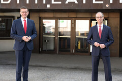 Wirtschafts-Landesrat Markus Achleitner und BMW Group-Werk Steyr-Geschäftsführer Dr. Alexander Susanek trafen sich in Steyr zu einem Arbeitsgespräch. Wirtschafts-Landesrat Markus Achleitner und BMW Group-Werk Steyr-Geschäftsführer Dr. Alexander Susanek trafen sich in Steyr zu einem Arbeitsgespräch.