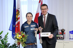 Wirtschafts- und Sport-Landesrat Markus Achleitner gratulierte WM-Medaillen-Gewinnerin Tina Unterberger Wirtschafts- und Sport-Landesrat Markus Achleitner gratulierte WM-Medaillen-Gewinnerin Tina Unterberger