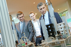 v.l.: Wirtschafts- und Forschungs-Landesrat Markus Achleitner mit Univ.-Prof. Dr. Robert Wille und DI Dr. Wilfried Enzenhofer v.l.: Wirtschafts- und Forschungs-Landesrat Markus Achleitner mit Univ.-Prof. Dr. Robert Wille und DI Dr. Wilfried Enzenhofer