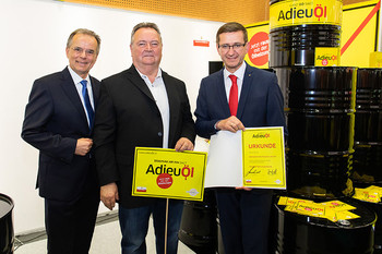 Vizebürgermeister Hubert Esterbauer (Mi.) nahm Anfang März die „AdieuÖl“-Partnerurkunde für Braunau von Energiesparverband-Geschäftsführer DI Dr. Gerhard Dell (li.) und Landesrat Markus Achleitner entgegen. Vizebürgermeister Hubert Esterbauer (Mi.) nahm Anfang März die „AdieuÖl“-Partnerurkunde für Braunau von Energiesparverband-Geschäftsführer DI Dr. Gerhard Dell (li.) und Landesrat Markus Achleitner entgegen.