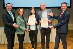Bei der Feier v. l.: Spartenobmann Ernst Wiesinger, WKOÖ-Vizepräsidentin Angelika Sery Froschauer, Lisa Affenzeller, Maximilian Fessl und Wirtschafts-Landesrat Markus Achleitner. Bei der Feier v. l.: Spartenobmann Ernst Wiesinger, WKOÖ-Vizepräsidentin Angelika Sery Froschauer, Lisa Affenzeller, Maximilian Fessl und Wirtschafts-Landesrat Markus Achleitner.