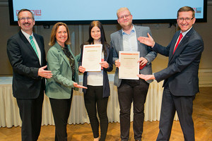 Bei der Feier v. l.: Spartenobmann Ernst Wiesinger, WKOÖ-Vizepräsidentin Angelika Sery Froschauer, Lisa Affenzeller, Maximilian Fessl und Wirtschafts-Landesrat Markus Achleitner. Bei der Feier v. l.: Spartenobmann Ernst Wiesinger, WKOÖ-Vizepräsidentin Angelika Sery Froschauer, Lisa Affenzeller, Maximilian Fessl und Wirtschafts-Landesrat Markus Achleitner.