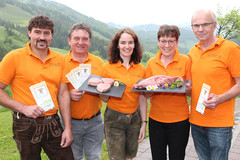 (von links) Franz Reitner, Josef Hirtenlehner, Regina Aspalter, Rosa und Leo Ahrer präsentieren stolz ihre Vermarktungsinitiative BIOKEIWI (Hauptpreis Kategorie Innovation und Marketing) (von links) Franz Reitner, Josef Hirtenlehner, Regina Aspalter, Rosa und Leo Ahrer präsentieren stolz ihre Vermarktungsinitiative BIOKEIWI (Hauptpreis Kategorie Innovation und Marketing)