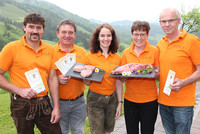 (von links) Franz Reitner, Josef Hirtenlehner, Regina Aspalter, Rosa und Leo Ahrer präsentieren stolz ihre Vermarktungsinitiative BIOKEIWI (Hauptpreis Kategorie Innovation und Marketing) (von links) Franz Reitner, Josef Hirtenlehner, Regina Aspalter, Rosa und Leo Ahrer präsentieren stolz ihre Vermarktungsinitiative BIOKEIWI (Hauptpreis Kategorie Innovation und Marketing)