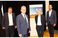 Edter Gemeinderat wählte Alexander Bäck zum Bürgermeister Bürgermeister Alexander Bäck (2.v.li.) und Vizebürgermeisterin Maria Rotschopf (2.v.re.) freute es sehr, dass Bezirksparteiobmann Abg.z.NR Klaus Lindinger (re.) und Bürgermeistersprecher Andreas Stockinger (li.) persönlich bei der Sondersitzung des Gemeinderates dabei waren.