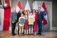 Landwirtschaft denkt in Generationen - Landeshauptmann Stelzer und Landesrat Hiegelsberger mit der Erbhofträger-Familie Hiesböck aus Hofkirchen im Traunkreis. Landwirtschaft denkt in Generationen - Landeshauptmann Stelzer und Landesrat Hiegelsberger mit der Erbhofträger-Familie Hiesböck aus Hofkirchen im Traunkreis.