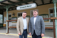 Infrastruktur-Landesrat Mag. Günther Steinkellner im Jahr 2016 gemeinsam mit Markus Steinmaurer in Grünau im Almtal. Infrastruktur-Landesrat Mag. Günther Steinkellner im Jahr 2016 gemeinsam mit Markus Steinmaurer in Grünau im Almtal.