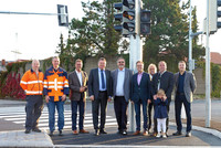 Gemeindevertreter und Landesbedienstete vor der neuen Ampelanlage Gemeindevertreter und Landesbedienstete vor der neuen Ampelanlage