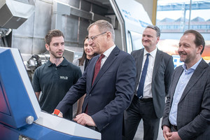 Werkzeugmaschinenbauer WFL Millturn Technologies in Linz. V.l. Mitarbeiter Christoph Zwettler, LH Stelzer, Millturn-Geschäftsführer Norbert Jungreithmayr und Vizebürgermeister Mag. Bernhard Baier Werkzeugmaschinenbauer WFL Millturn Technologies in Linz. V.l. Mitarbeiter Christoph Zwettler, LH Stelzer, Millturn-Geschäftsführer Norbert Jungreithmayr und Vizebürgermeister Mag. Bernhard Baier