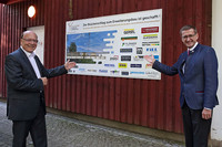 .l.: Geschäftsführer Dr. Wolfgang Artmann und Wirtschafts- und Tourismus-Landesrat Markus Achleitner freuen sich über die Dachgleiche beim Evolutionsmuseum Schmiding. .l.: Geschäftsführer Dr. Wolfgang Artmann und Wirtschafts- und Tourismus-Landesrat Markus Achleitner freuen sich über die Dachgleiche beim Evolutionsmuseum Schmiding.