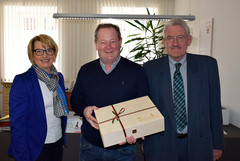 Bürgermeisterin Maria Pachner und Stadtamtsleiter Mag. Adolf Hehenberger (re.) gratulieren Bauamtsleiter Ing. August Wiesinger zum 30-jährigen Dienstjubiläum Bürgermeisterin Maria Pachner und Stadtamtsleiter Mag. Adolf Hehenberger (re.) gratulieren Bauamtsleiter Ing. August Wiesinger zum 30-jährigen Dienstjubiläum