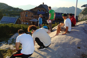 Die Teilnehmerinnen und Teilnehmer haben von der Aussichtsplattform eine gute Sicht auf das Wiesberghaus. Sie versammeln sich gerade für das traditionelle Gruppenfoto. Die Teilnehmerinnen und Teilnehmer haben von der Aussichtsplattform eine gute Sicht auf das Wiesberghaus. Sie versammeln sich gerade für das traditionelle Gruppenfoto.