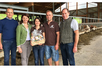 Gerhard und Roswitha Reingruber (Mitte) führen (v. l.) Kammerdirektor Mag. Karl Dietachmair, LK-Präsidentin LAbg. Michaela Langer-Weninger und den Präsidenten der Landwirtschaftskammer Österreich, Josef Moosbrugger, in die Welt der A-zwei-Milch ein. Gerhard und Roswitha Reingruber (Mitte) führen (v. l.) Kammerdirektor Mag. Karl Dietachmair, LK-Präsidentin LAbg. Michaela Langer-Weninger und den Präsidenten der Landwirtschaftskammer Österreich, Josef Moosbrugger, in die Welt der A-zwei-Milch ein.