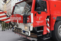 Feuerwehr - Kranfahrzeug - Symbolbild Feuerwehr - Kranfahrzeug - Symbolbild