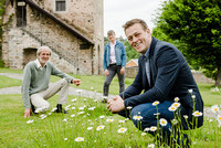 LR Kaineder mit Landschaftsplaner und Naturgartenexperten Markus Kumpfmüller und Vizebürgermeisterin Elisabeth Reich im Haslacher Park vor dem Alten Turm LR Kaineder mit Landschaftsplaner und Naturgartenexperten Markus Kumpfmüller und Vizebürgermeisterin Elisabeth Reich im Haslacher Park vor dem Alten Turm