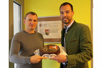 Zum Amtsantritt vor 100 Tagen stellte sich Bezirksparteiobmann Abg.z.NR Klaus Lindinger mit einer Torte als Einstandsgeschenk ein Zum Amtsantritt vor 100 Tagen stellte sich Bezirksparteiobmann Abg.z.NR Klaus Lindinger mit einer Torte als Einstandsgeschenk ein