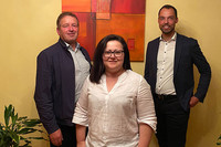 Bürgermeister Johann Stürzlinger (li.) stellt aus gesundheitlichen Gründen sein Amt zur Verfügung. Bezirksparteiobmann Abg.z.NR Klaus Lindinger (re.) begrüßt es, dass Vizebürgermeisterin Martina Schmuckermayer einstimmig seitens der ÖVP-Fraktion als Kandidatin nominiert wurde. Bürgermeister Johann Stürzlinger (li.) stellt aus gesundheitlichen Gründen sein Amt zur Verfügung. Bezirksparteiobmann Abg.z.NR Klaus Lindinger (re.) begrüßt es, dass Vizebürgermeisterin Martina Schmuckermayer einstimmig seitens der ÖVP-Fraktion als Kandidatin nominiert wurde.