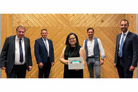 Martina Schmuckermayer unmittelbar nach ihrer Wahl und Angelobung im Kreis der ersten Gratulanten Martina Schmuckermayer unmittelbar nach ihrer Wahl und Angelobung im Kreis der ersten Gratulanten