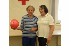 Katharina Lechner (93) mit ihrer Übungsleiterin Inge Egger. Katharina Lechner (93) mit ihrer Übungsleiterin Inge Egger.