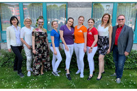 V.l.n.r.: LIM Eva Danner-Parzer, Geschäftsführer-Stv. Maria Klimitsch, Modell Fantasie Make-up, Jana Thalhammer, Marlene Schober, Petra Hackl, Sophia Wakolbinger, Lehrlingsbetreuerin Jasmin Varga, LIM-Stv. Christian Neuhauser. V.l.n.r.: LIM Eva Danner-Parzer, Geschäftsführer-Stv. Maria Klimitsch, Modell Fantasie Make-up, Jana Thalhammer, Marlene Schober, Petra Hackl, Sophia Wakolbinger, Lehrlingsbetreuerin Jasmin Varga, LIM-Stv. Christian Neuhauser.