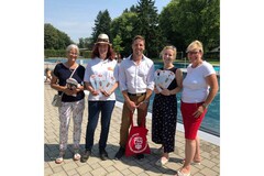 Landtagskandidat Sebastian Forstner (Mitte) mit SPÖ-Bundesfrauenvorsitzender NAbg. Eva-Maria Holzleitner (2. v.r.) und Bürgermeisterkandidatin Barbara Huber (rechts) im Freibad Aurolzmünster Landtagskandidat Sebastian Forstner (Mitte) mit SPÖ-Bundesfrauenvorsitzender NAbg. Eva-Maria Holzleitner (2. v.r.) und Bürgermeisterkandidatin Barbara Huber (rechts) im Freibad Aurolzmünster