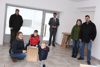 v. l.: Vizebürgermeister Mario Wührer, Melanie Kronsteiner mit den Kindern Tobias und Leon, Bürgermeister Mag. Werner Krammer, Josefa und Florian Fuchsluger in den Räumlichkeiten des künftigen Bauernladens. v. l.: Vizebürgermeister Mario Wührer, Melanie Kronsteiner mit den Kindern Tobias und Leon, Bürgermeister Mag. Werner Krammer, Josefa und Florian Fuchsluger in den Räumlichkeiten des künftigen Bauernladens.