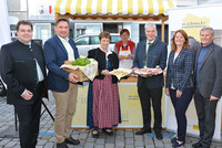 Frisch aufgekocht am Wochenmarkt v. l.: Vizebürgermeister Mario Wührer (Obmann der Bezirksbauernkammer Waidhofen a/d Ybbs), Bürgermeister Mag. Werner Krammer, Bezirksbäuerin Poldi Hirtenlehner, Seminarbäuerin Maria Aigner, Labg. Anton Kasser, Christa Ruspeckhofer (Energie- und Umweltagentur NÖ) und Kammersekretär Gottfried Losbichler.