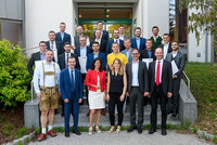Die neuen Baumeister mit Baulandesinnungsmeister-Stv. Stefan Mayer, LAbg Alfred Frauscher, WKOÖ-Vizepräsidentin Margit Angerlehner, Spartenobmann Michael Pecherstorfer und Innungsgeschäftsführer Markus Hofer (v. l.) als erste Gratulanten Die neuen Baumeister mit Baulandesinnungsmeister-Stv. Stefan Mayer, LAbg Alfred Frauscher, WKOÖ-Vizepräsidentin Margit Angerlehner, Spartenobmann Michael Pecherstorfer und Innungsgeschäftsführer Markus Hofer (v. l.) als erste Gratulanten