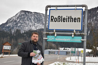 VP-Gemeindeparteiobmann Horst Baumschlager präsentiert stolz den neuen Kalender für die Gemeindebevölkerung VP-Gemeindeparteiobmann Horst Baumschlager präsentiert stolz den neuen Kalender für die Gemeindebevölkerung