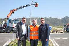 (v. l.) Landesrat Mag. Günther Steinkellner, Ing. Harald Pachler (Straßenmeisterei St. Martin/Abt. Brücken- und Tunnelbau) und LAbg. Günter Pröller bei der Besichtigung des Kreisverkehrs in Feldkirchen. (v. l.) Landesrat Mag. Günther Steinkellner, Ing. Harald Pachler (Straßenmeisterei St. Martin/Abt. Brücken- und Tunnelbau) und LAbg. Günter Pröller bei der Besichtigung des Kreisverkehrs in Feldkirchen.