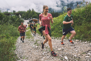 Mit einem knackigen Berglauf zur Bergstation des Krippenstein starteten die sechs Zweierteams in die XTREMEtour020 Mit einem knackigen Berglauf zur Bergstation des Krippenstein starteten die sechs Zweierteams in die XTREMEtour020