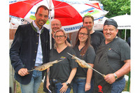 Bürgermeister Thomas Steinerberger (re.) begrüßte NR Klaus Lindinger sehr herzlich zum Steckerlfischgrillen in Steinerkirchen. Bürgermeister Thomas Steinerberger (re.) begrüßte NR Klaus Lindinger sehr herzlich zum Steckerlfischgrillen in Steinerkirchen.
