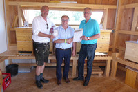 LAbg. Christian Dörfel, Bgm. Franz Karlhuber, Obmann des Imkervereins Manfred Mayr LAbg. Christian Dörfel, Bgm. Franz Karlhuber, Obmann des Imkervereins Manfred Mayr