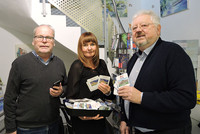 Schärding Tourismus setzt erstmals Bierdeckel-TV® ein Schärding verwendet als erster österreichischer Tourismusverband Bierdeckel-TV®. Von links: Erich Marschall/Agentur E. Marschall, GF Bettina Berndorfer/Schärding Tourismus, Kpt. Manfred Schaurecker/Innschifffahrt Schärding