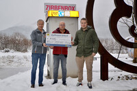 Günther und Peter Bernegger (Tischlerei Bernegger) übergeben 1.000 Euro für wohltätige Zwecke an Bürgermeister Rudi Mayr (Bildmitte). Günther und Peter Bernegger (Tischlerei Bernegger) übergeben 1.000 Euro für wohltätige Zwecke an Bürgermeister Rudi Mayr (Bildmitte).