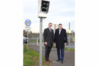 ipl.-Ing. (FH) Dominik Huber und LR Steinkellner bei der gut funktionierenden Blind Spot Warning Anlage beim Kreisverkehr in Asten ipl.-Ing. (FH) Dominik Huber und LR Steinkellner bei der gut funktionierenden Blind Spot Warning Anlage beim Kreisverkehr in Asten