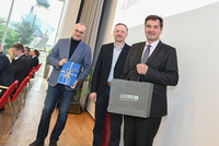 Botschafter Igli Hasani (Vorsitzender der OSZE), Johannes Scheiblauer (Eigentümer Schlosshotel Eisenstraße) und Bürgermeister Mag. Werner Krammer (v.l.). Botschafter Igli Hasani (Vorsitzender der OSZE), Johannes Scheiblauer (Eigentümer Schlosshotel Eisenstraße) und Bürgermeister Mag. Werner Krammer (v.l.).